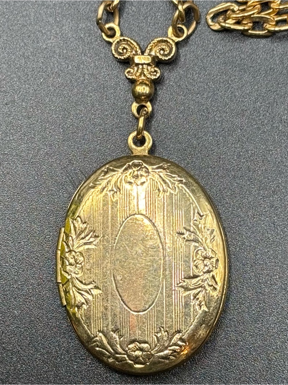Vintage 1928 Jewelry Co Gold Tone Floral Etched Oval Photo Locket Pendant 24"